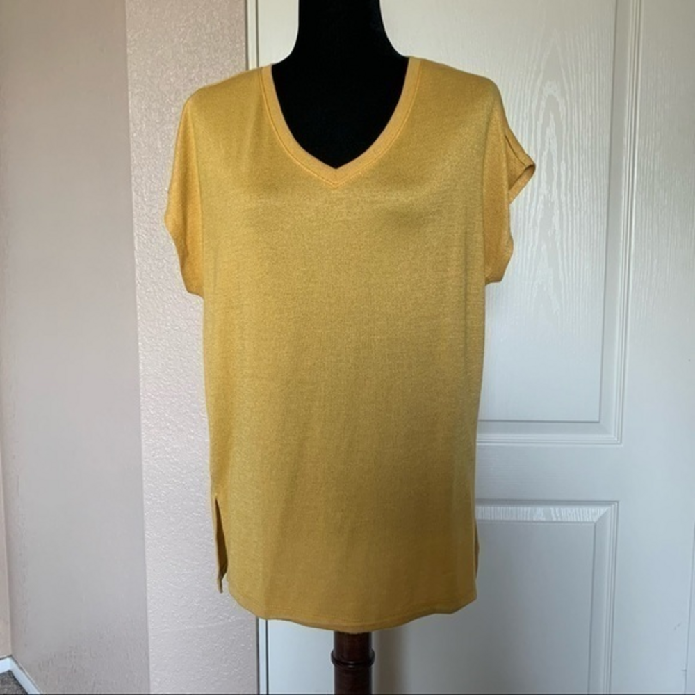Orvis Classic Collection V Neck, Cap Sleeve Top Size Medium Color Gold‎